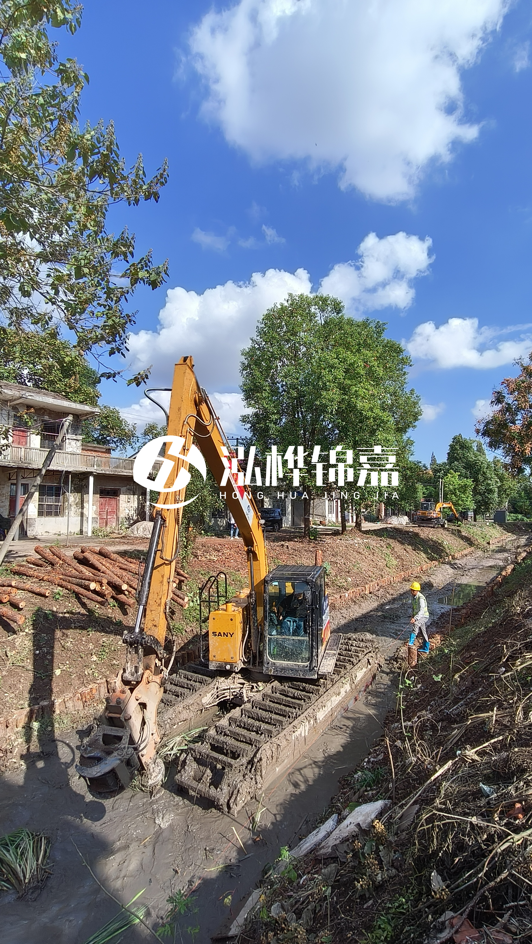 通化挖機打木樁專業施工-水挖機河道清淤如何打木樁？