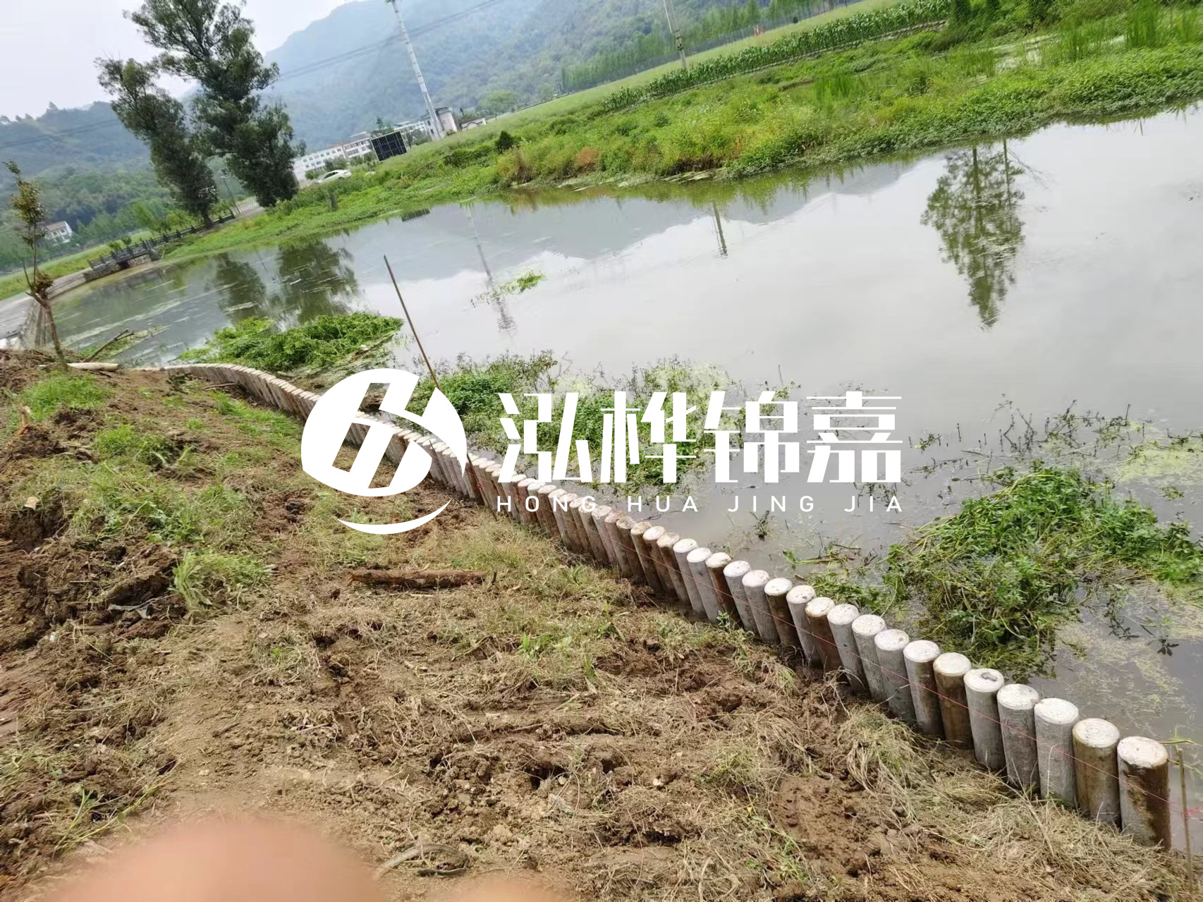 安順市挖機(jī)打木樁專業(yè)施工-河道水泥樁護(hù)坡多少錢(qián)一米？